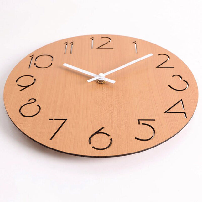 Rundt sort vægur i udskåret træ