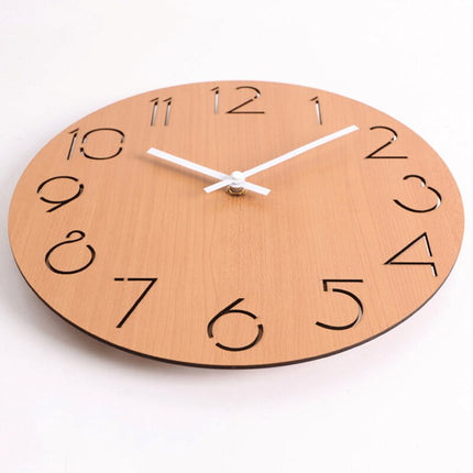 Rundt sort vægur i udskåret træ