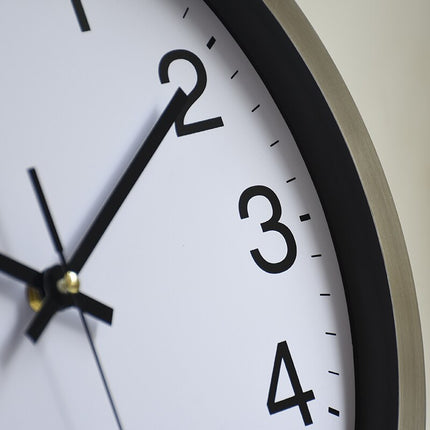 Simpelt vægur med metalramme