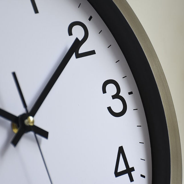 Simpelt vægur med metalramme