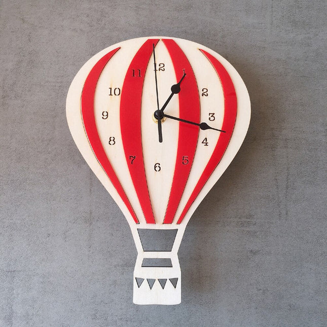 Vægur formet som luftballon i træ