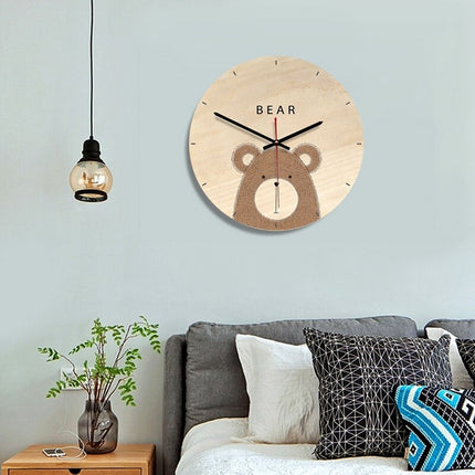 Vægur i træ med bjørnemotiv