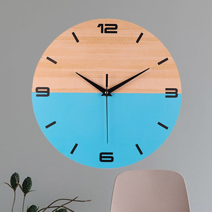 Tofarvet vægur i træ og blå