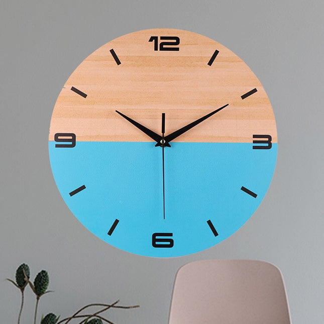 Tofarvet vægur i træ og blå