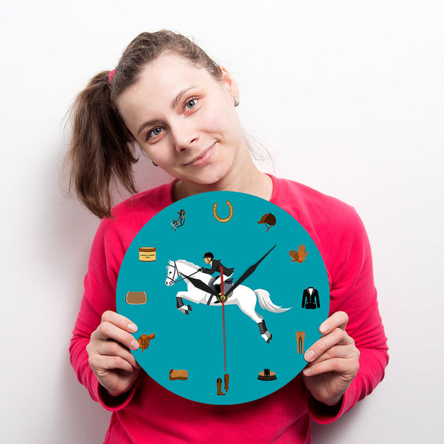 Rundt blåt vægur med hestemotiv