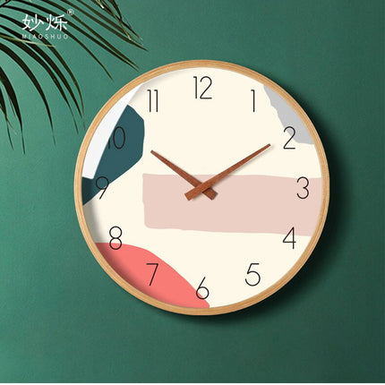 Kreativt vægur med abstrakte former