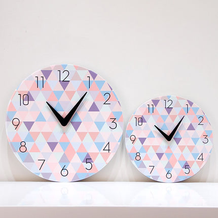 Moderne børneur med geometrisk mønster