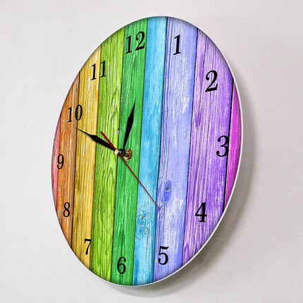 Rundt vægur med regnbuefarvet træ