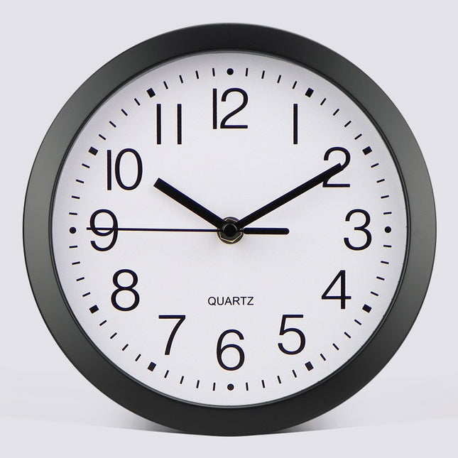 Klassisk hvidt rundt vægur