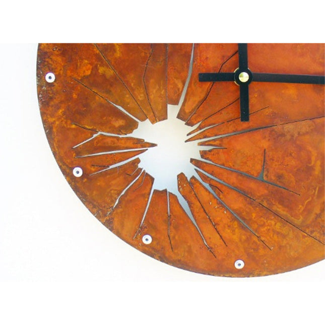 Vægur i metal med splintret design