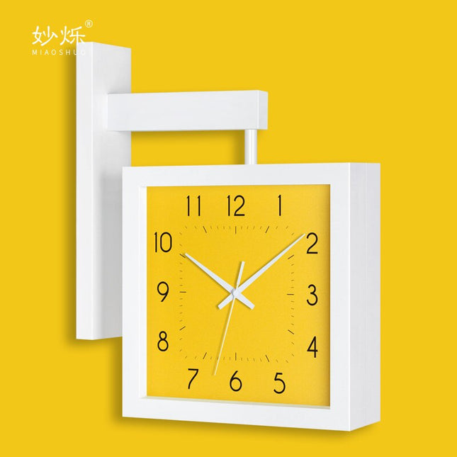 Firkantet dobbeltsidet vægur i træ