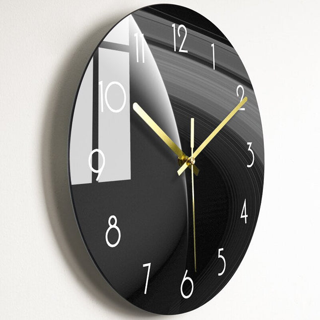 Kunstnerisk vægur med guld detaljer