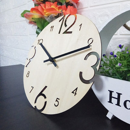 Vægur i træ med store tal