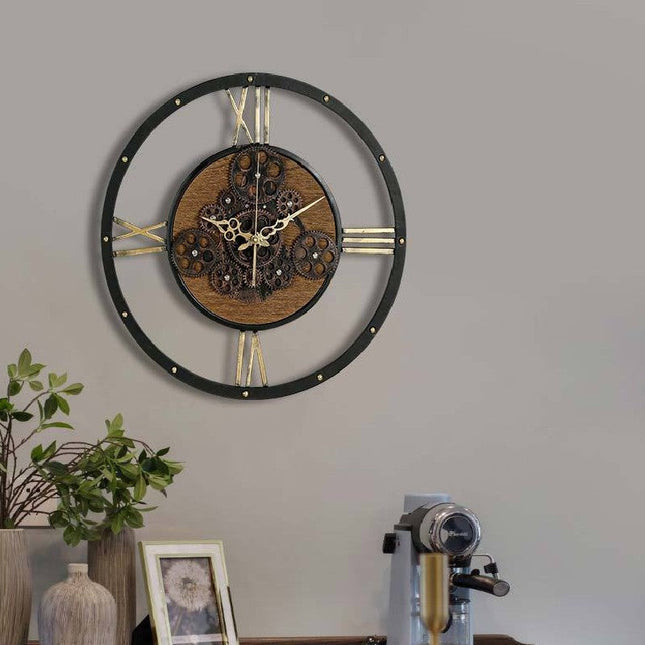 Vægur med synlige bevægelige tandhjul