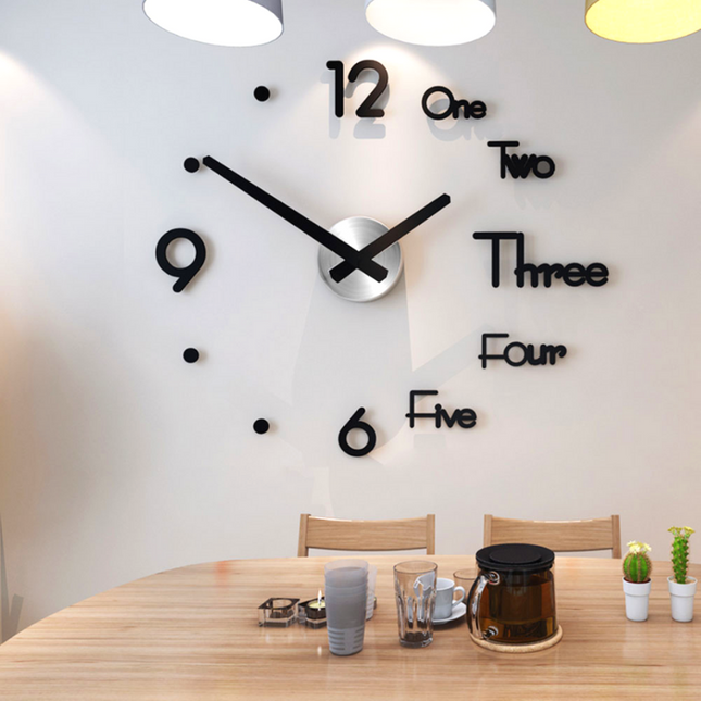 Stort 3D vægur med tal og bogstaver