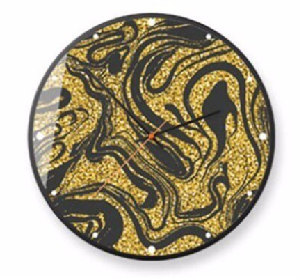 Rundt vægur med guld og sort mønster