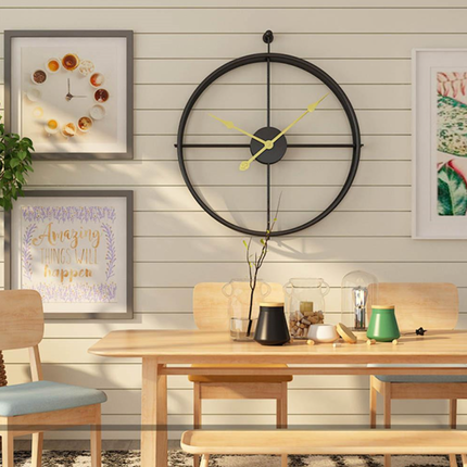 Moderne nordisk design vægur i metal