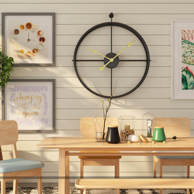 Moderne nordisk design vægur i metal