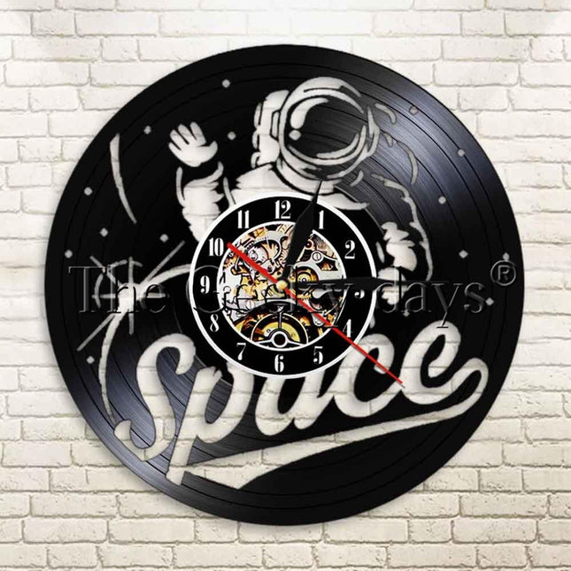 Vinylplade vægur med astronaut i rummet