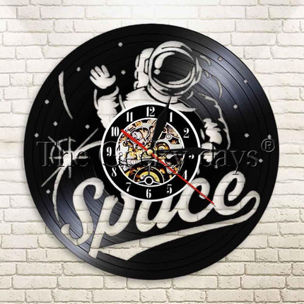 Vinylplade vægur med astronaut i rummet