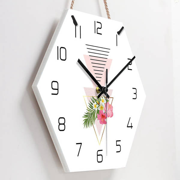 Sekskantet vægur med geometrisk blomsterdesign