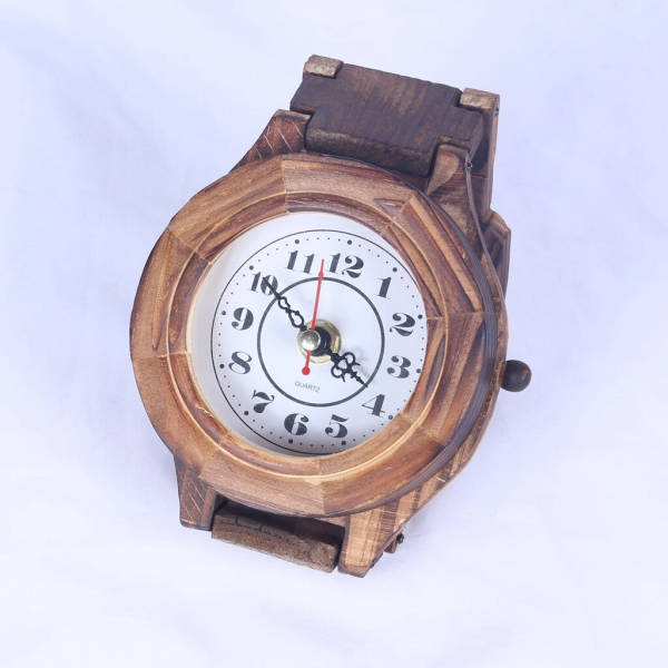 Vægur i træ formet som armbåndsur