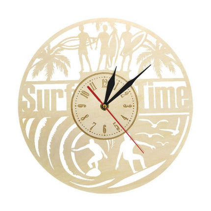 Vægur i træ med surfer tema