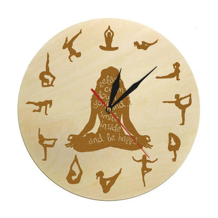 Vægur i træ med yoga positioner