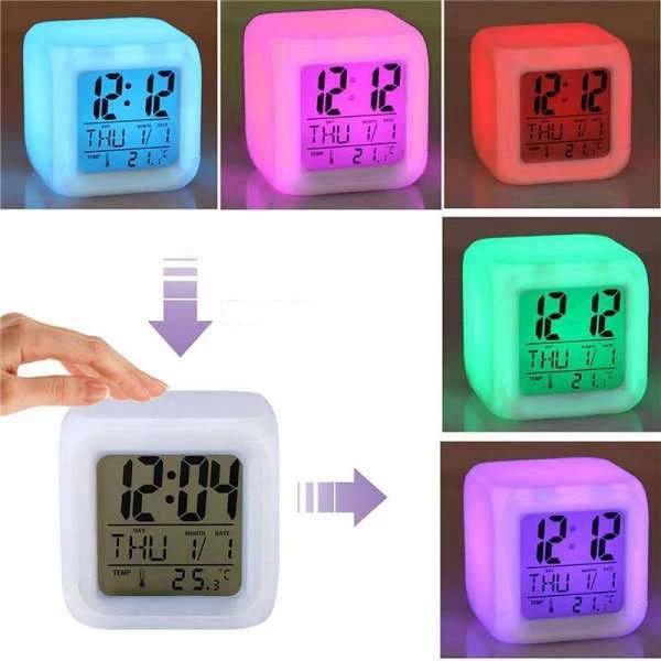 Lysende digitalt vækkeur med farveskift