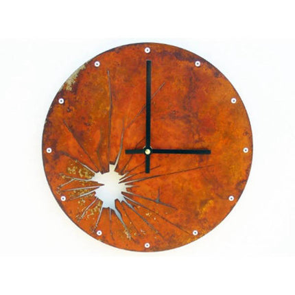 Vægur i metal med splintret design