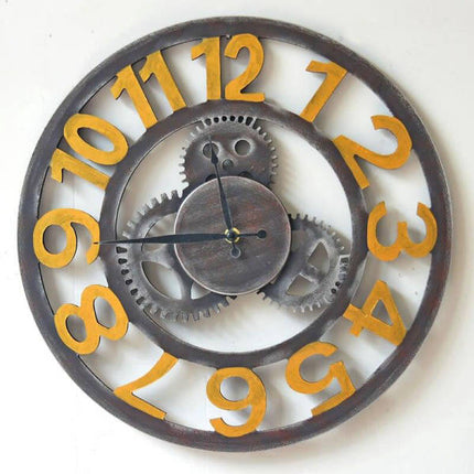 Vægur med tandhjul og gyldne tal