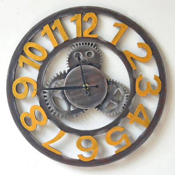 Vægur med tandhjul og gyldne tal