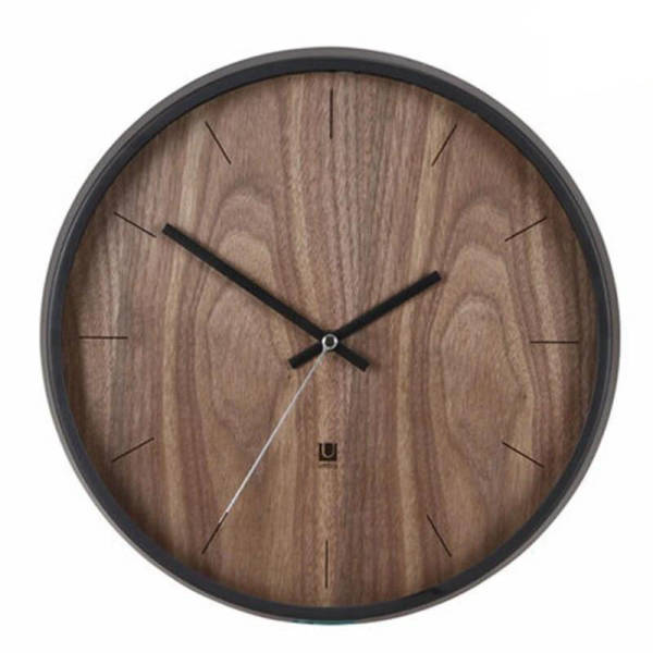 Lydløst nordisk vægur i træ