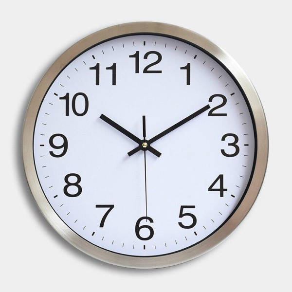 Simpelt vægur med metalramme