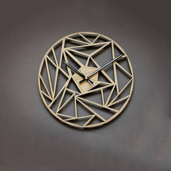 Geometrisk vægur i lyst træ