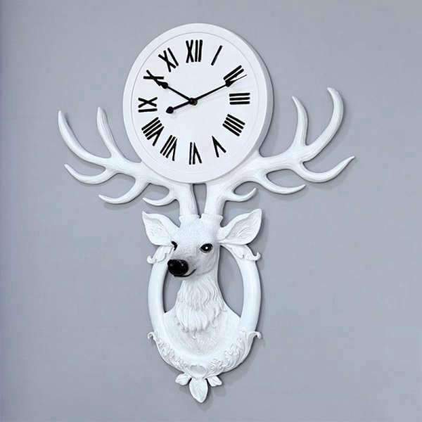 Stort hvidt vægur med hjortehoved