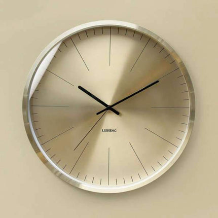 Stort minimalistisk vægur i guld