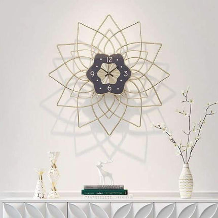 Stort metal vægur i blomsterdesign