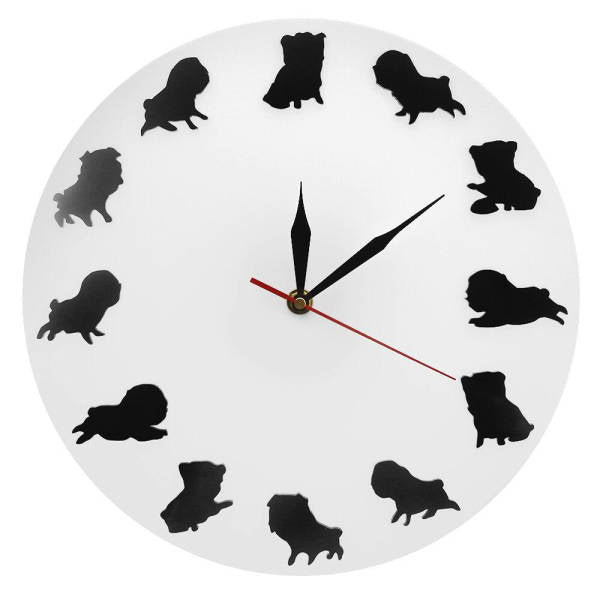 Vægur med søde mops hvalpe silhuetter