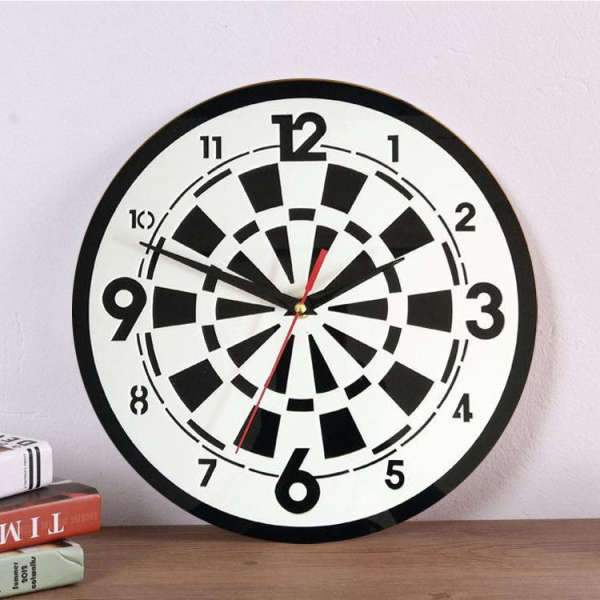 Originalt vægur designet som dartskive