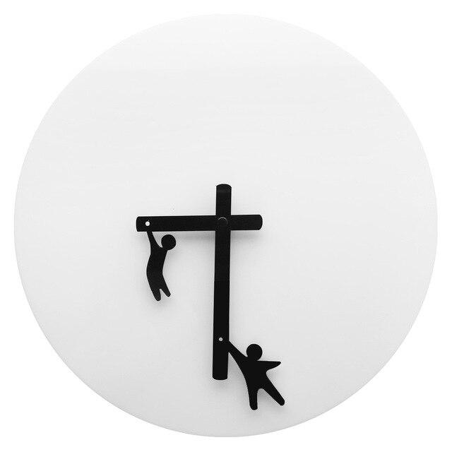 Minimalistisk vægur med klatrende figurer