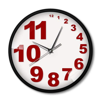 Moderne vægur med store røde tal