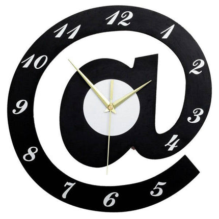 Moderne vægur formet som at-tegn