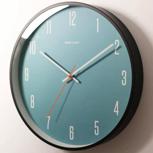 Moderne blåt vægur med hvide tal