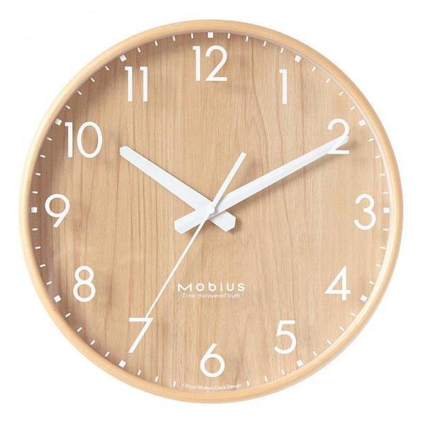 Minimalistisk skandinavisk vægur i lyst træ