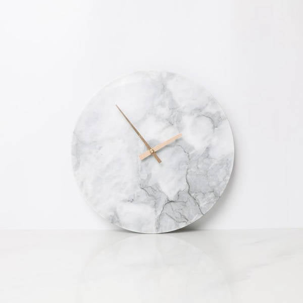 minimalistisk vægur med lyst marmorprint