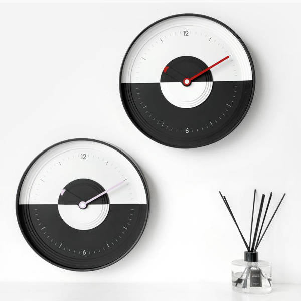 Rundt vægur med Yin Yang design