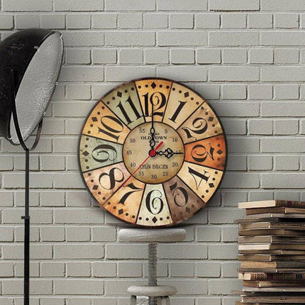 Farverigt vintage vægur som skydeskive