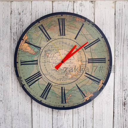 Rustikt vægur med antikt kort