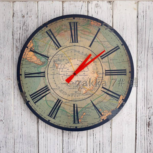 Rustikt vægur med antikt kort